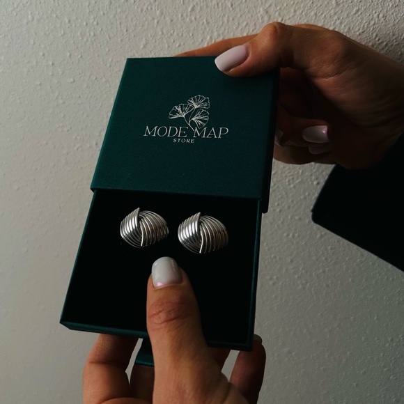 New Silver Whirl Stud Earrings Geometric - Picture 6 of 7